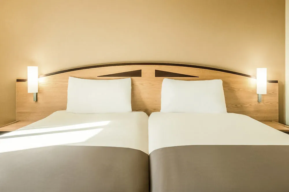Ibis Sheffield City 3*,